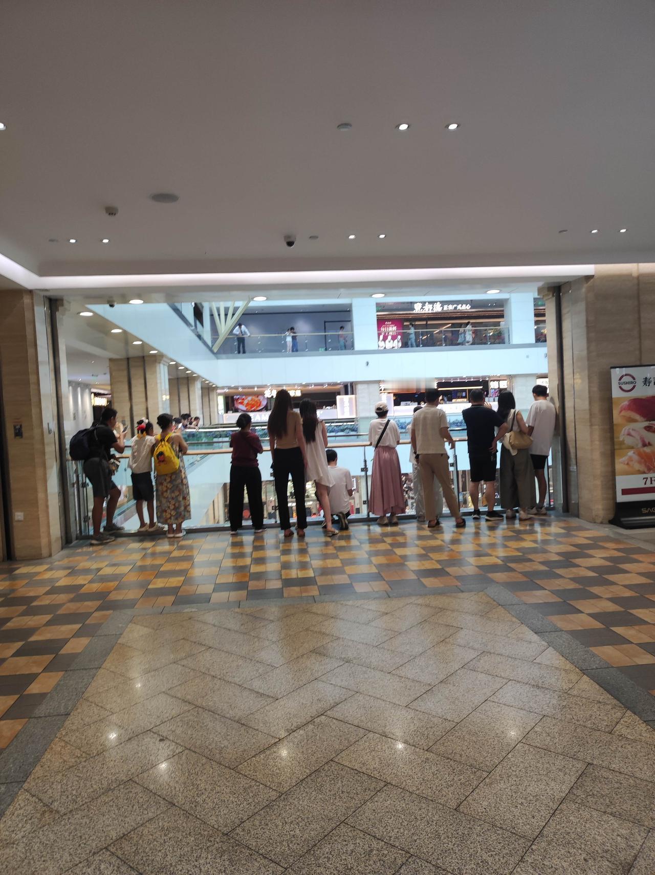这几天西安赛格搞活动，来逛的人特别多，好多店家门口在排队，我领了20元的劵，排队
