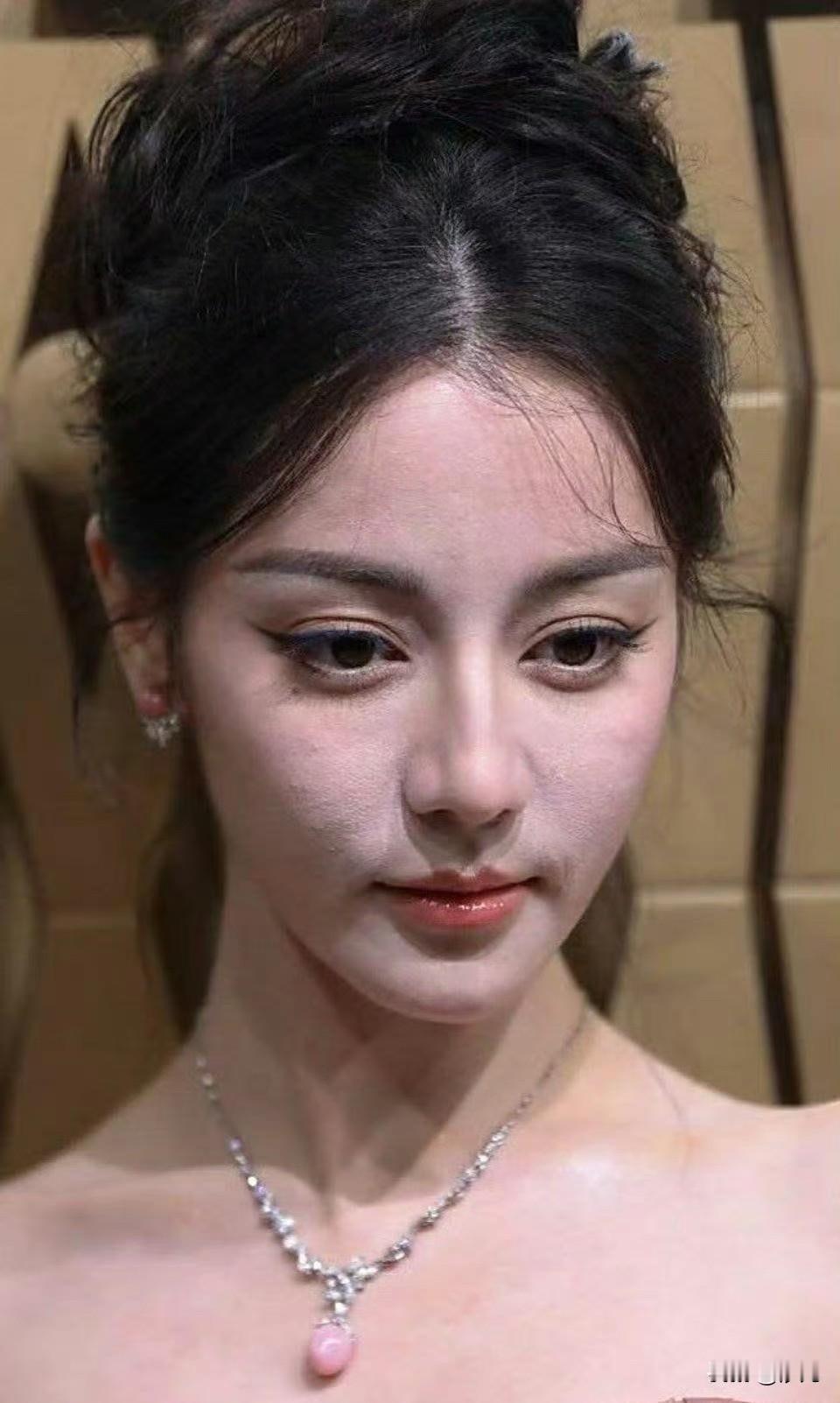 迪丽热巴生图


迪丽热巴五官长得确实很精致
新疆美女就是漂亮
生图是画了妆的