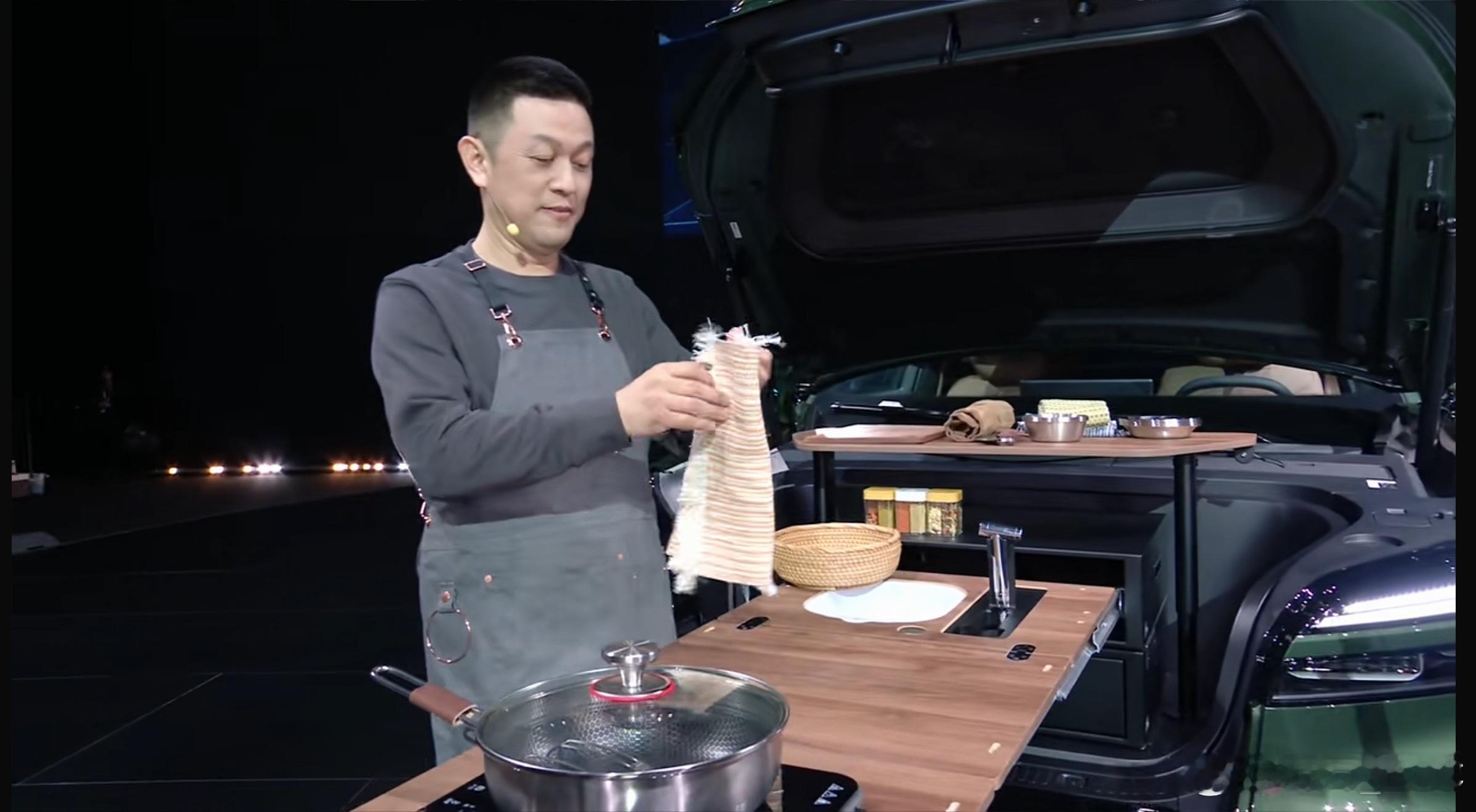 我tm懵了….斌哥发布会现场做饭