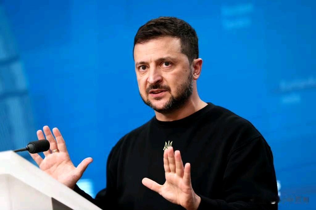 美媒记者批评乌克兰总统泽连斯基近期在达沃斯的演讲，称其正在脱离现实。该记者指出，