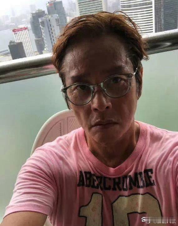 谭咏麟这是咋了？这么瘦！像运动过度 ​​​