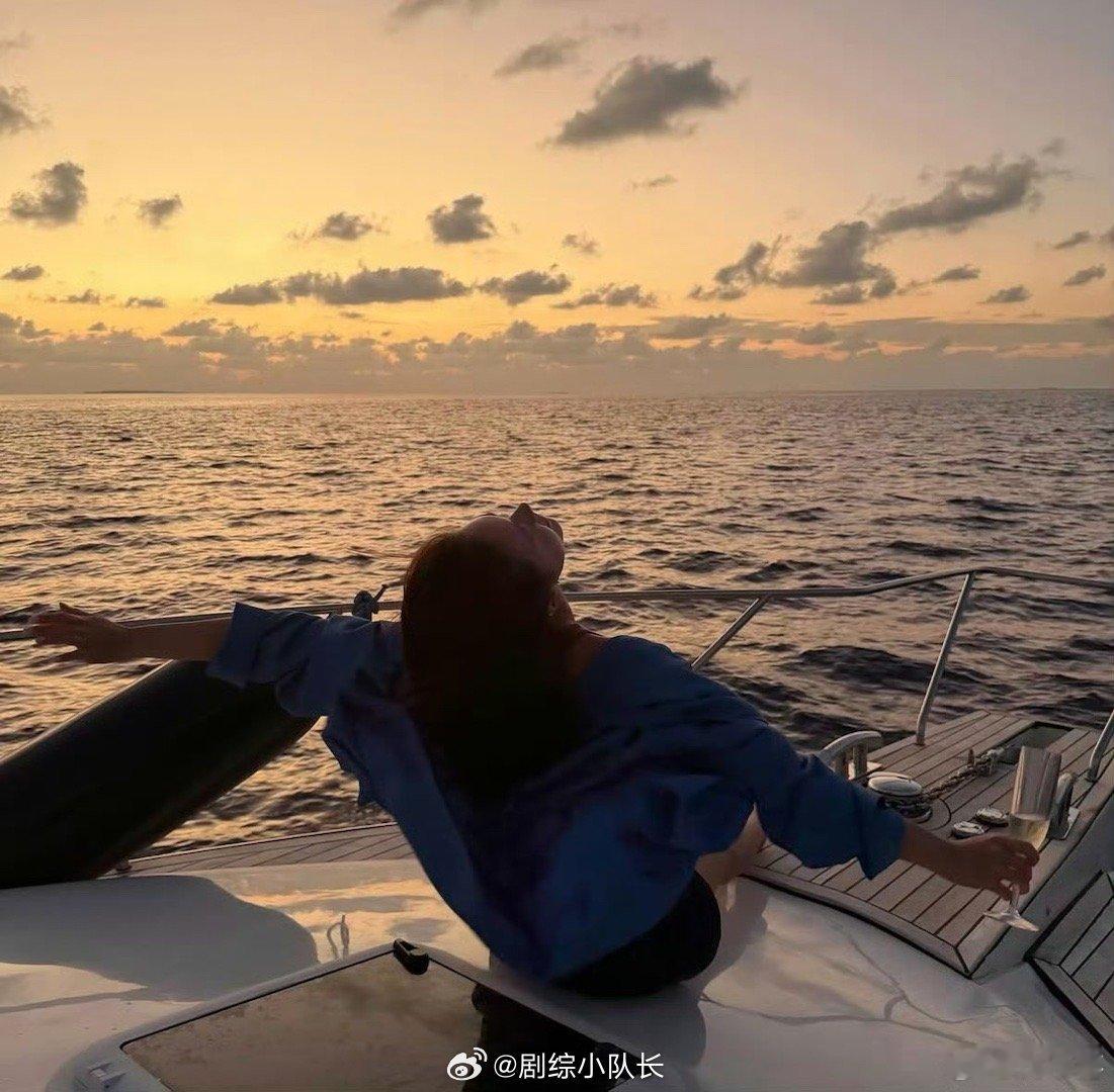 赵今麦出片率超高的拍照方式学会赵今麦的拍照方式，出游照再也不怕了！动态捕捉瞬间，