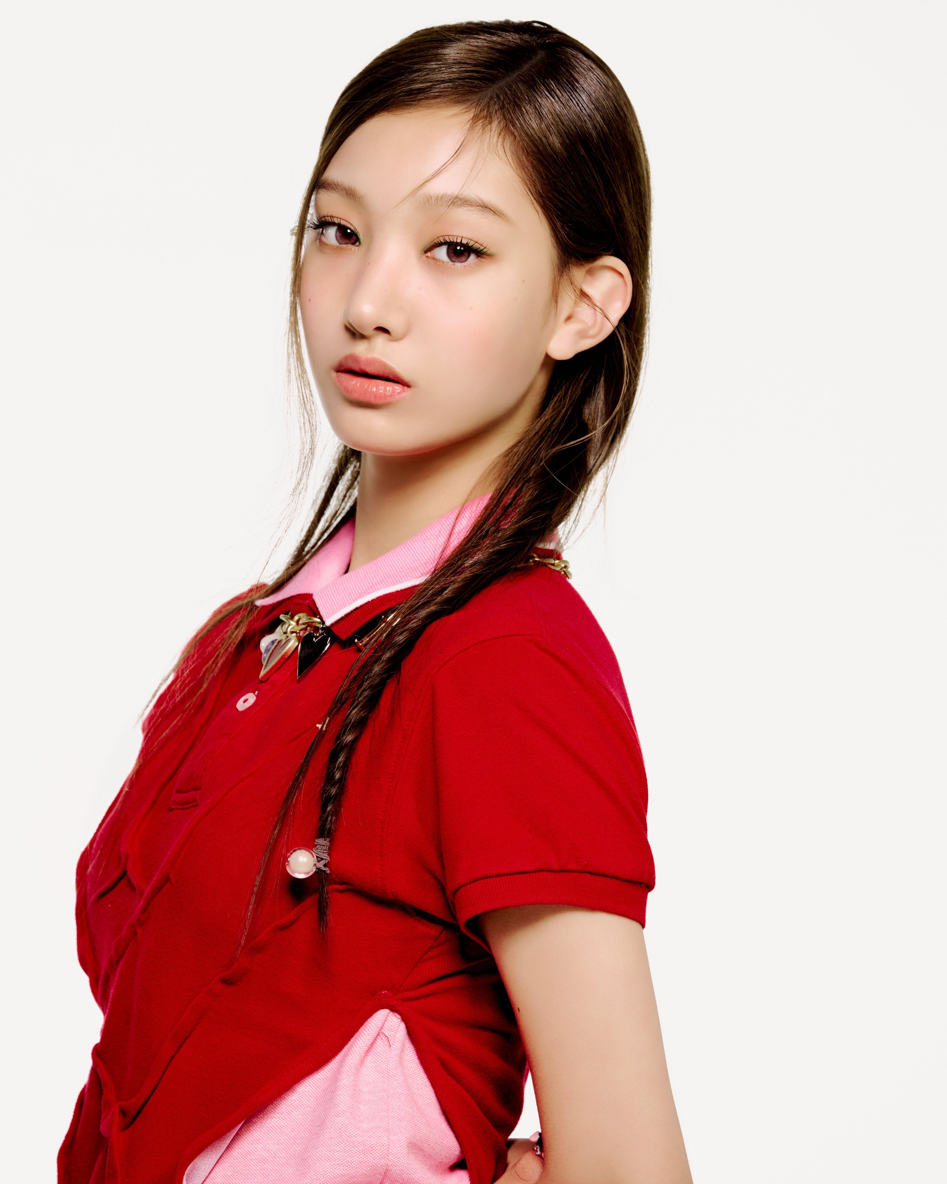 HYBE 旗下厂牌abd新7人女团「TUIDE」成员单人写真：• SEOHEE 