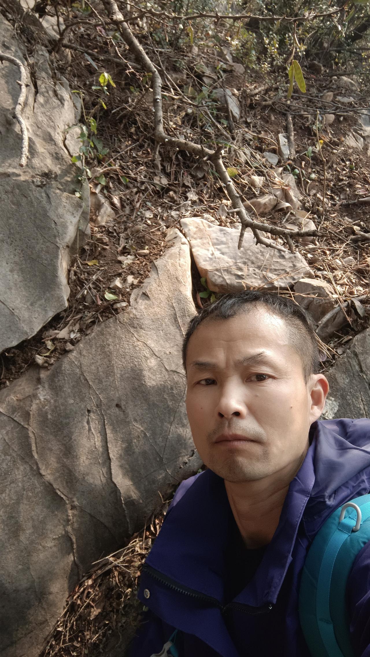 今天爬上荆门子陵铺四坪村马家寨，由于山的形状像一个马鞍，又叫马鞍山。山上修的山寨