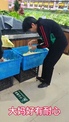 活了半辈子了，第一次见！

大妈是太闲了？还是太矫情？
吃顿豆芽腰都要累折了！