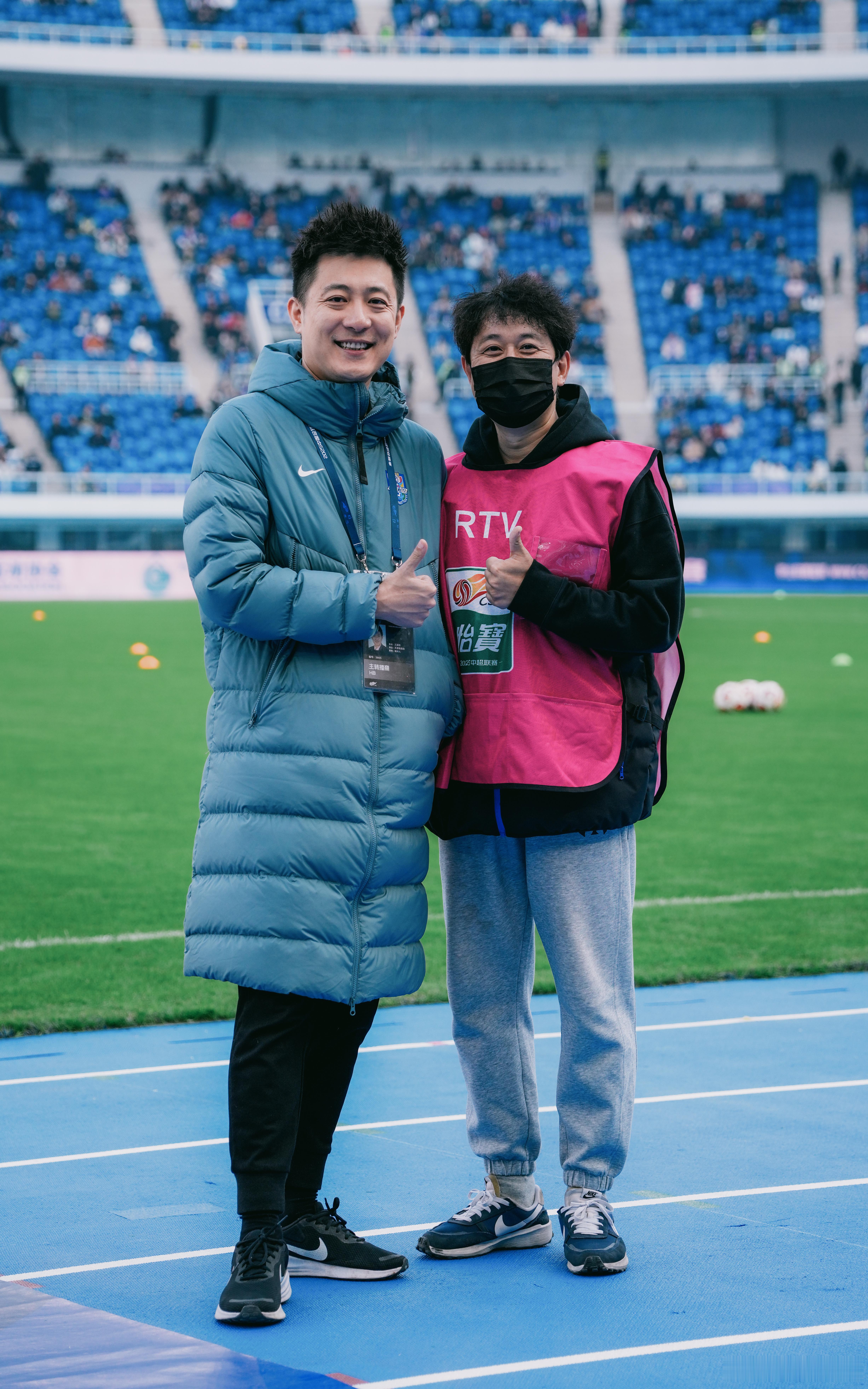 寅初说，跟他师父能在一个地方，说同一场比赛，还是家乡球队，自己倍开心。我看他跟他