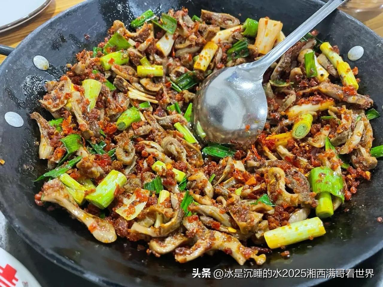 这个特色菜在湖南省湘西花垣县比较出名，不爱吃的看见就可能放下饭碗走人，爱吃的就是