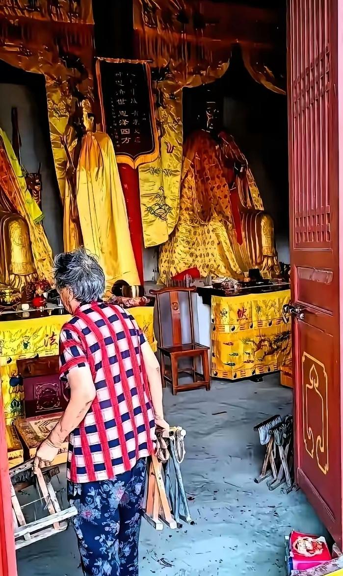 广西桂林68岁的老太太，拜了整整45年佛，家里的佛像擦得发亮，早晚三炷香从没断过