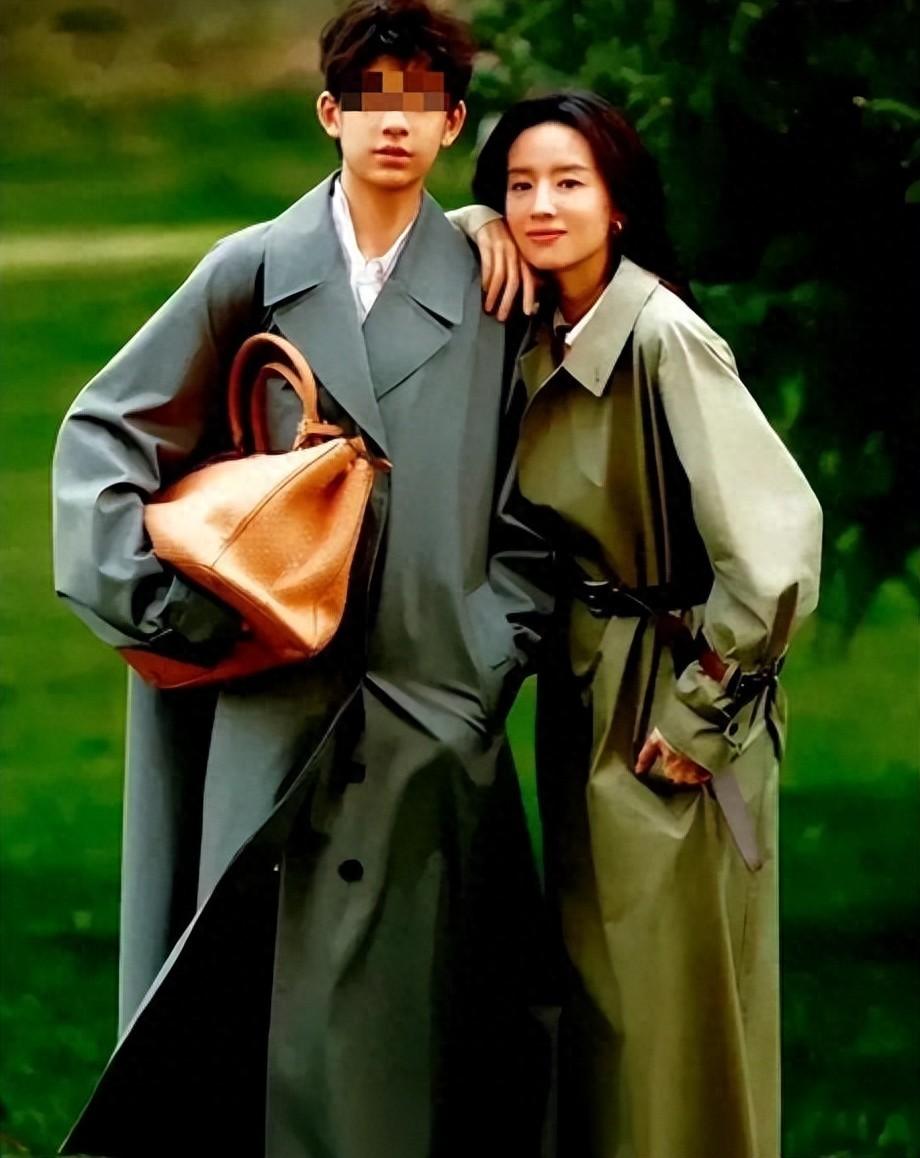44岁董洁晒15岁儿子近照，网友惊呼：太帅了！完美继承他老爸的基因……
在娱乐圈