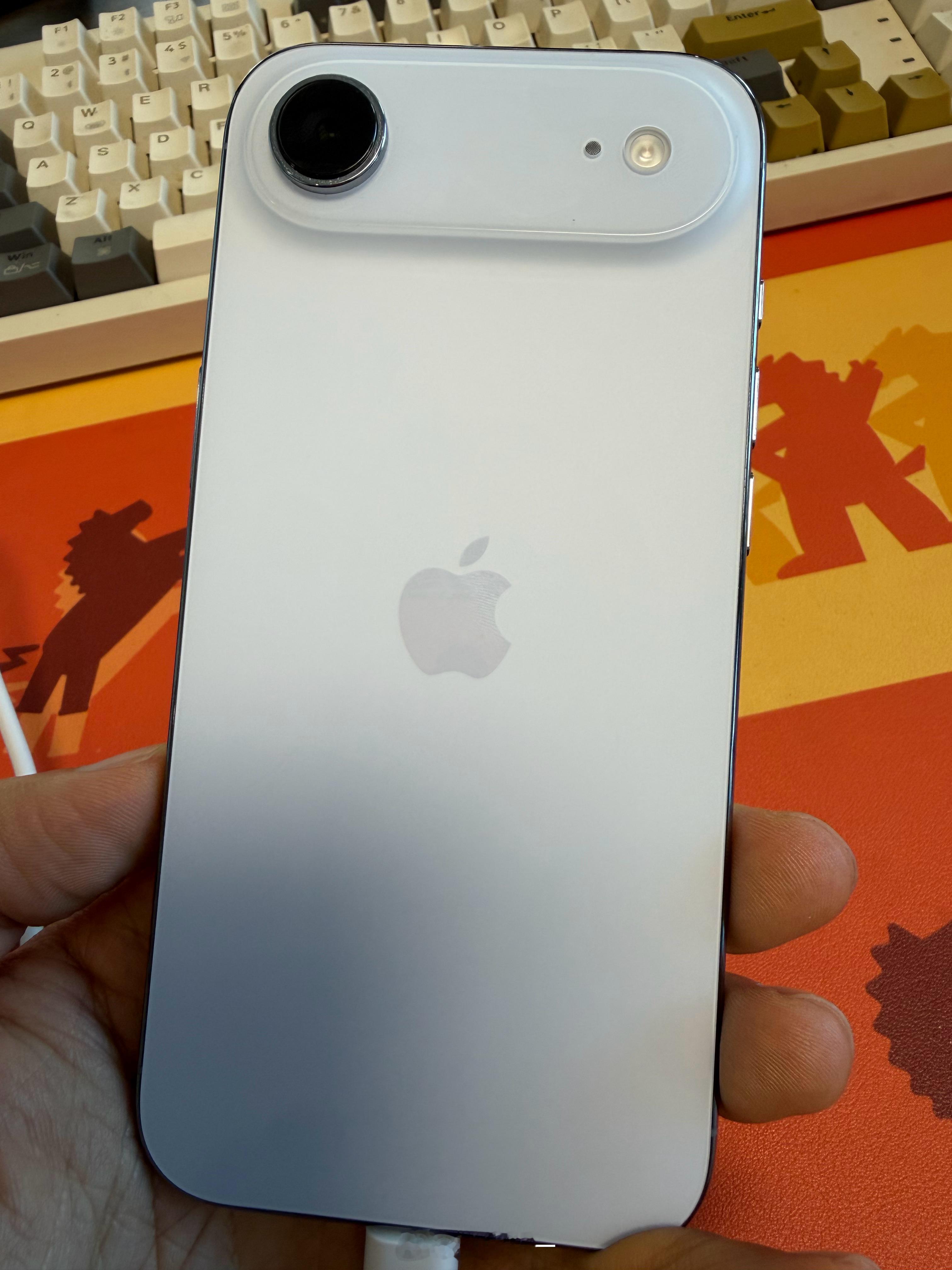 准备把这部苹果iPhone Air送给我妈做老人机，但充了半天竟然还没开机，不会