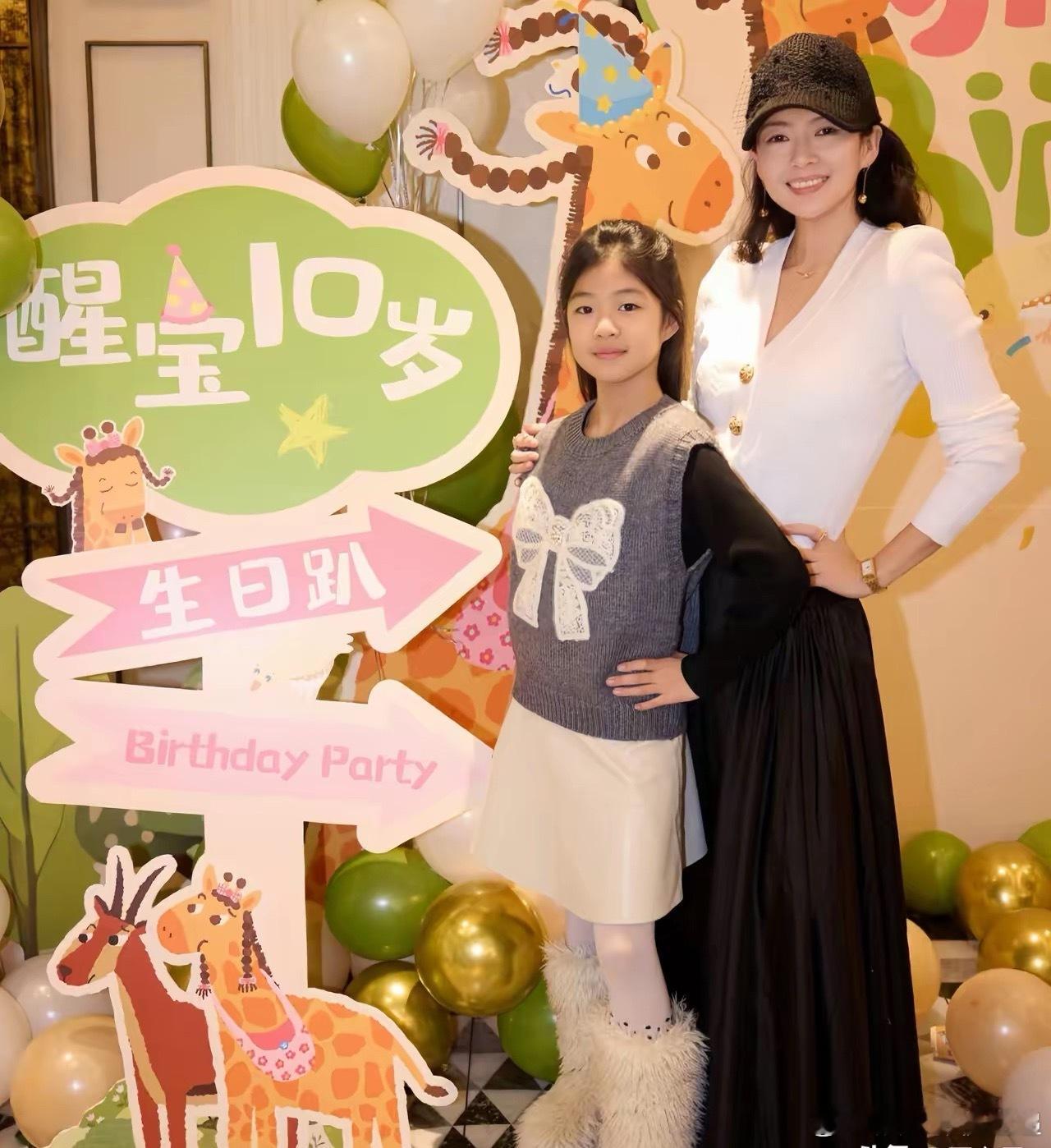 章子怡为女儿庆生，突然发现一件事，不是醒醒越来越漂亮了，而是为什么所有的明星几乎