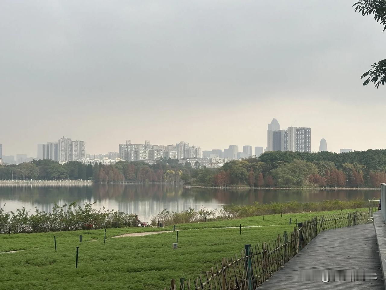 要我说，这个世界上最爱你的人，真就只有自己的父母。

别人对你的好，多少都带着条