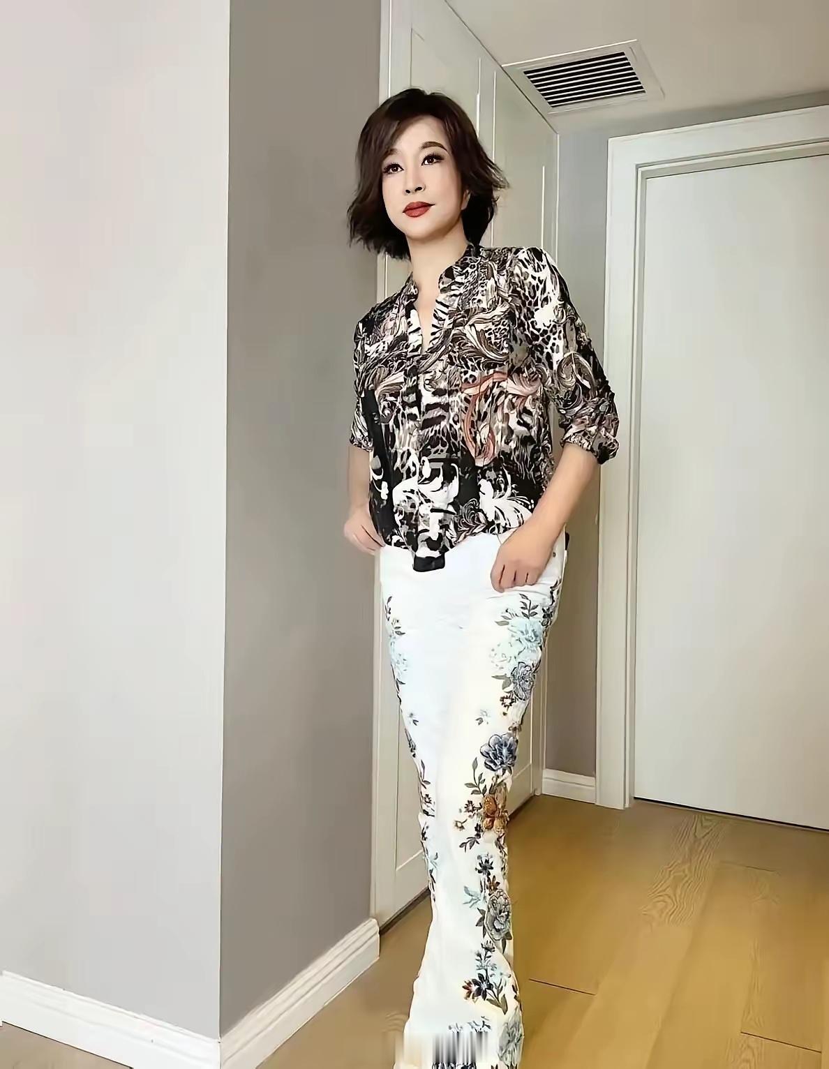 哈哈哈真搞笑啊！刘晓庆明明已经七十多岁了，长的腰圆膀粗的，一脸的皱纹。却硬生生的