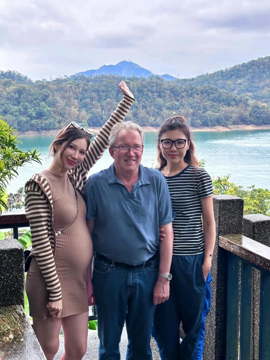 注意看：年轻漂亮的孕妇与身旁的父母
感觉母亲更有成熟女人的气质呀
虽然是混血，可