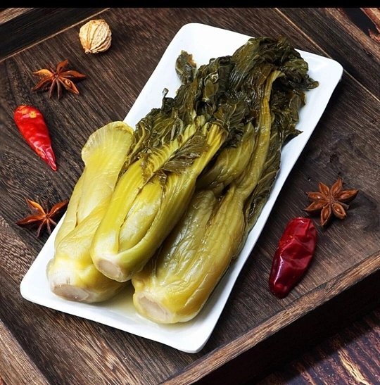 经常吃酸菜身体会有什么变化适量吃酸菜可以开胃解腻、帮助消化，发酵产生的乳酸菌还能