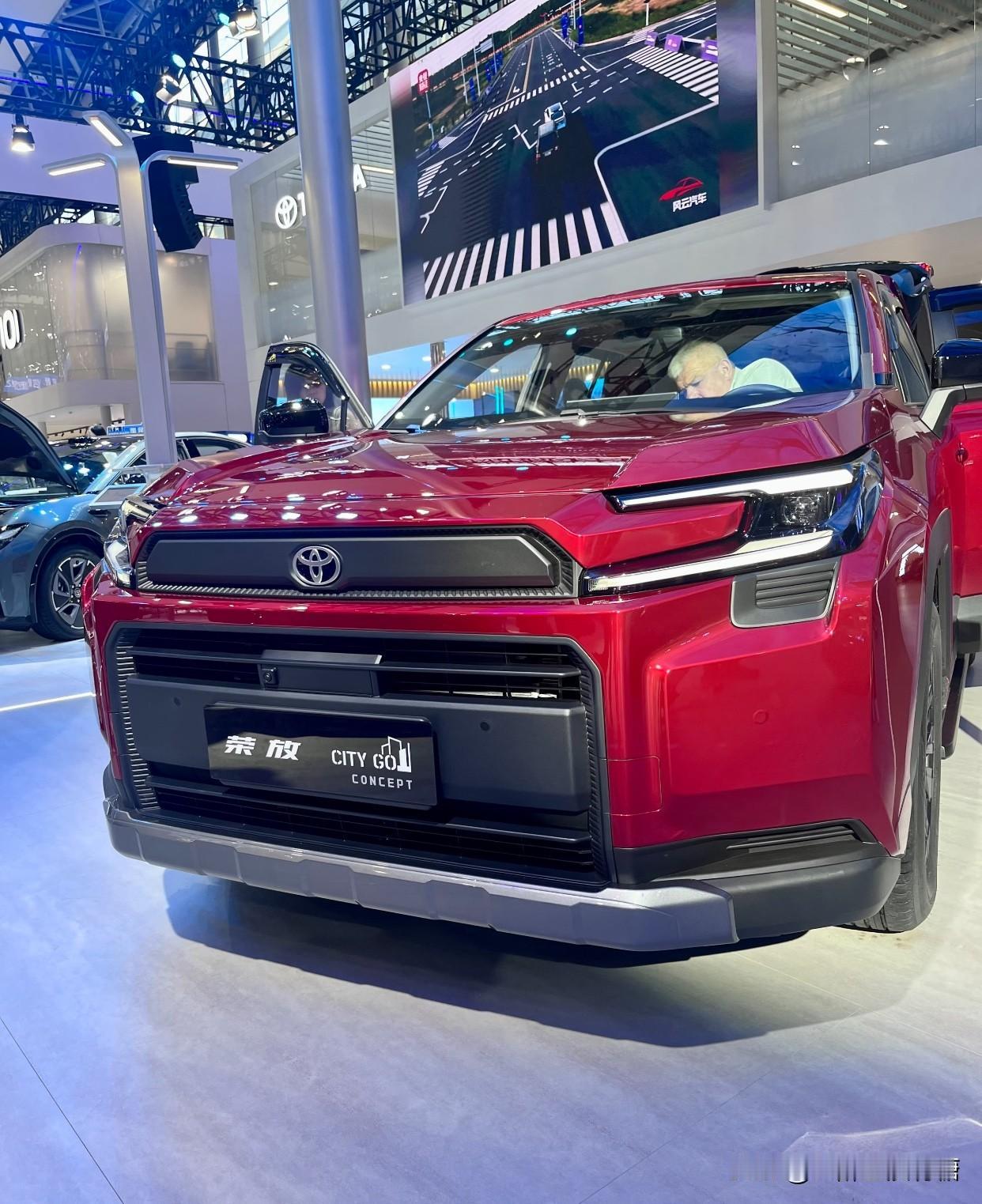 单位新来的女同事气质特别好，
后来才知道她原来做过婚庆主持人，
怪不得谈吐举止都