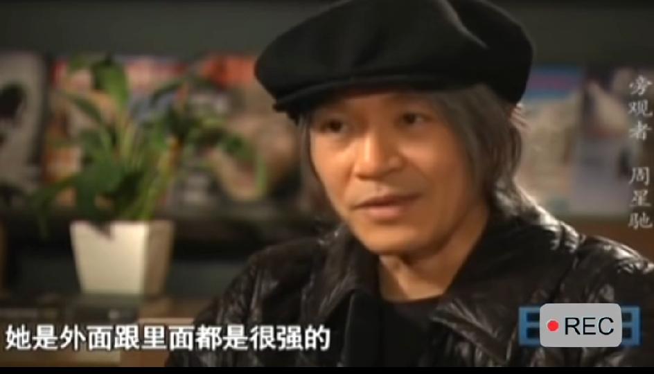 周星驰咬了一口鸡腿，“啪叽”一声，整只掉在了地上。凌宝儿看到后崩溃了，抓起手边的