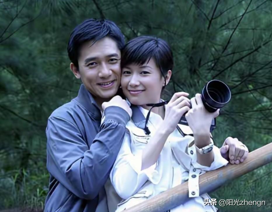 这两张都是电影《商城》的片场剧照，那时候梁朝伟和徐静蕾全都处在颜值最好的年纪，模