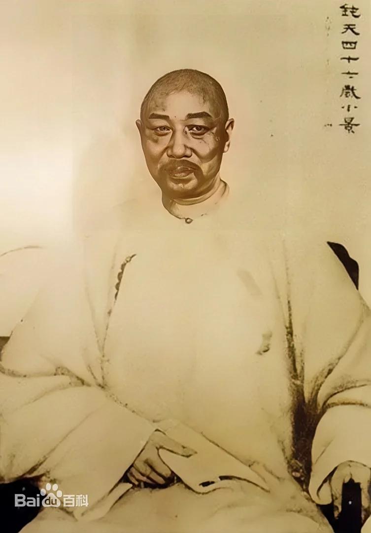 李敖为胡适父亲胡铁花做了一篇墓志铭：
躺在这儿的，是一个饱经忧患的人。
他的名字