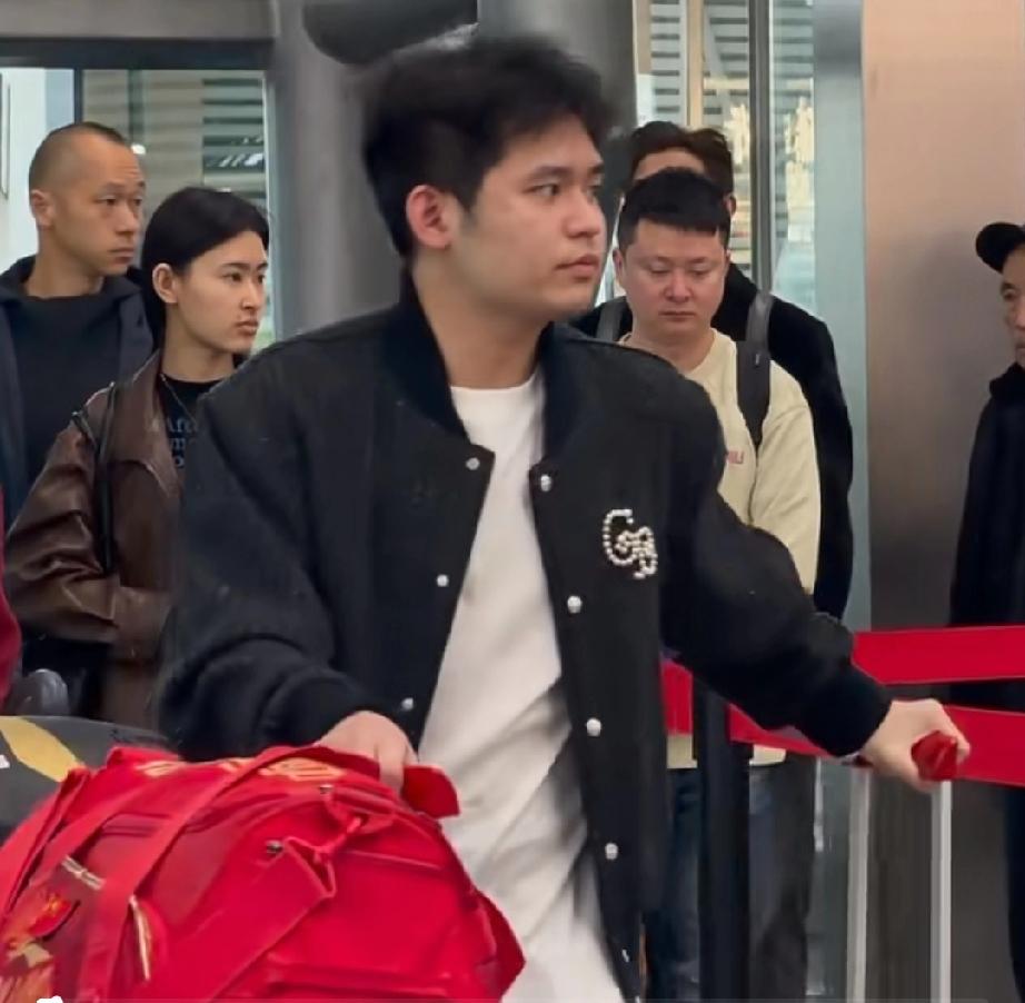 林诗栋出发去太原了，参加长挑比赛了！这次还是带着他的红色拉杆箱一起出发，好长时间