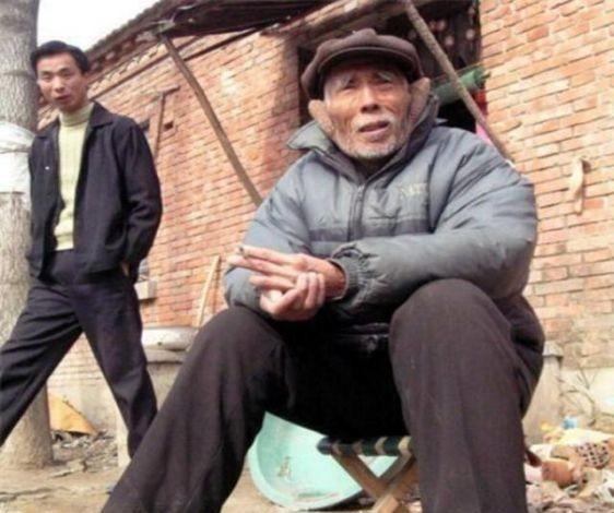 2006年杨虎城孙子来到农村寻访一位老人，老人得知其身份后感动痛哭，表示非常对不