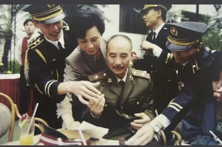 蒋介石的特型演员赵恒多出席活动时众人争着让他签名的一幕。赵恒多老师，是中国银幕上