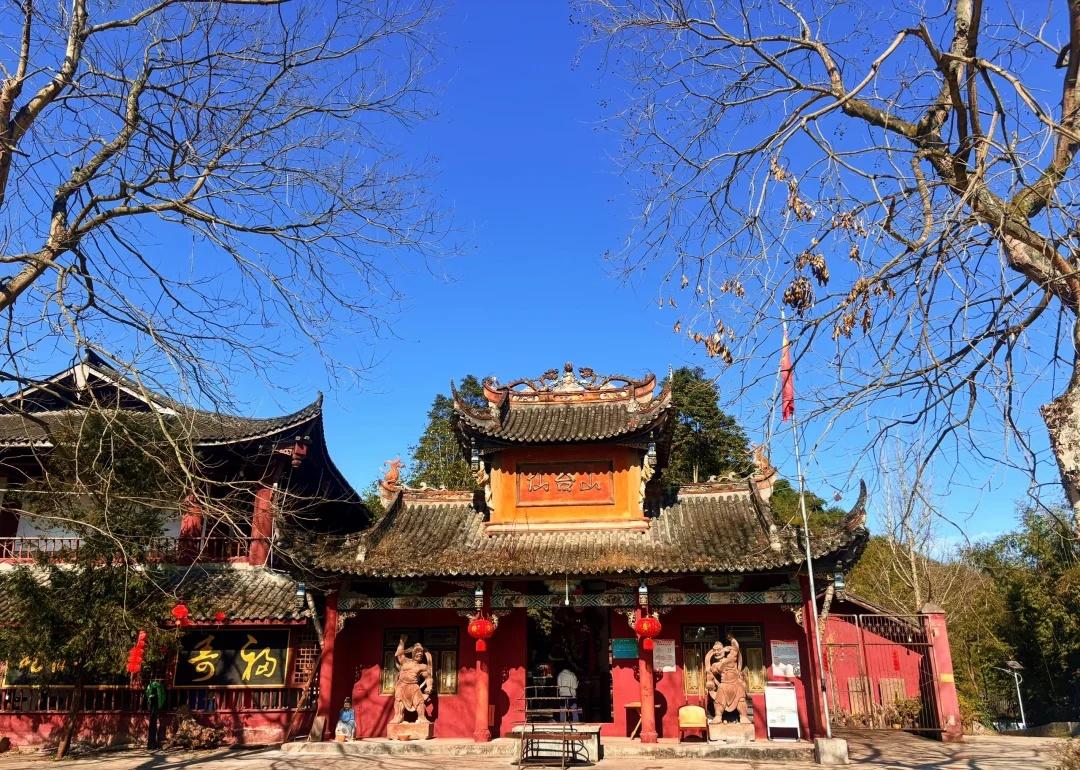 大邑仙台山
成都周边轻徒步天花板！
徒步、油菜花、斋饭一站式搞定，新手、亲子都友