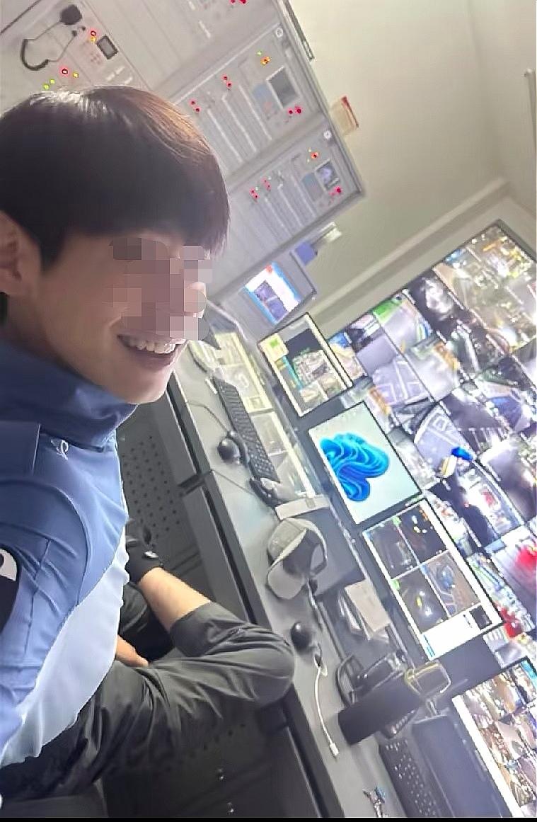 老家的初中同学，18岁经人介绍到了小区里。凭着小聪明考下来个本儿。

现在他天天