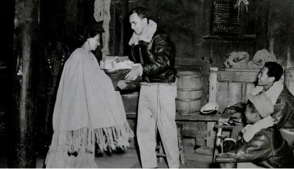 1943年左右，美国飞行员误入了彝族深山区，被彝人误以为是天菩萨下凡，派4名赤身