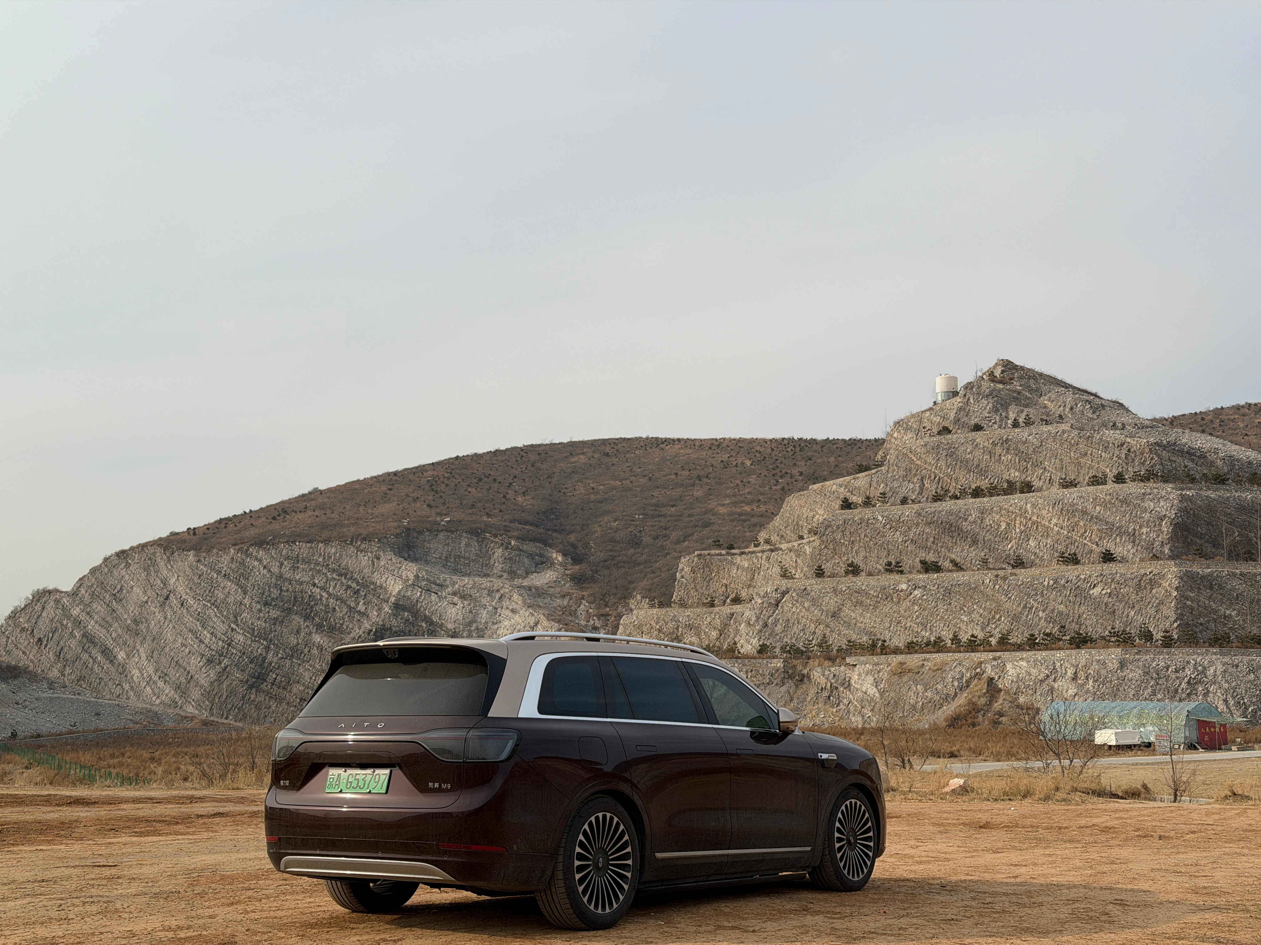 跑了一天山路，问界M9绝对称得上公路之王。