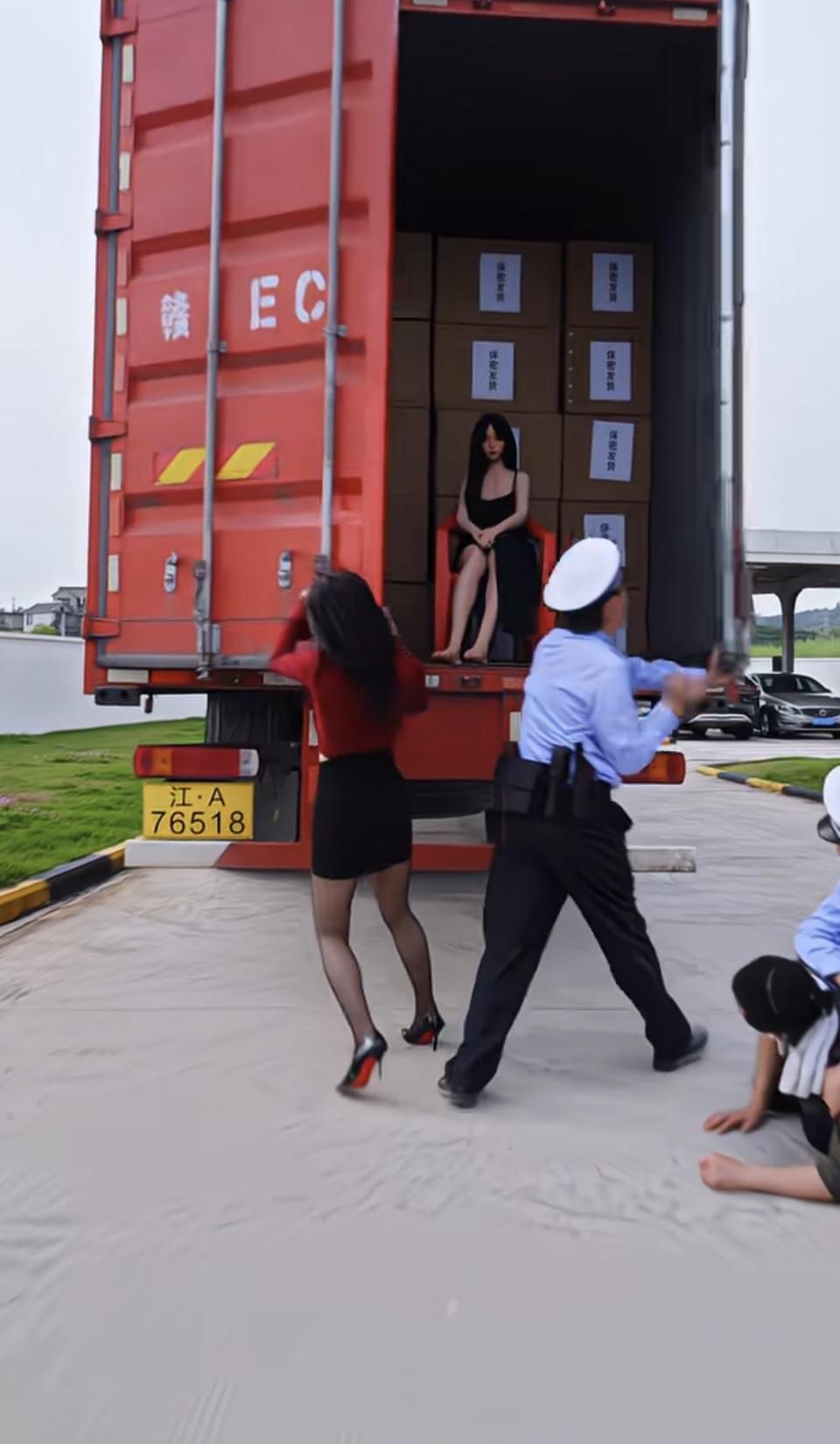 从“紧张的查车、车厢里的神秘女人”，到最后揭晓是硅胶娃娃，这个反转本身就自带笑点