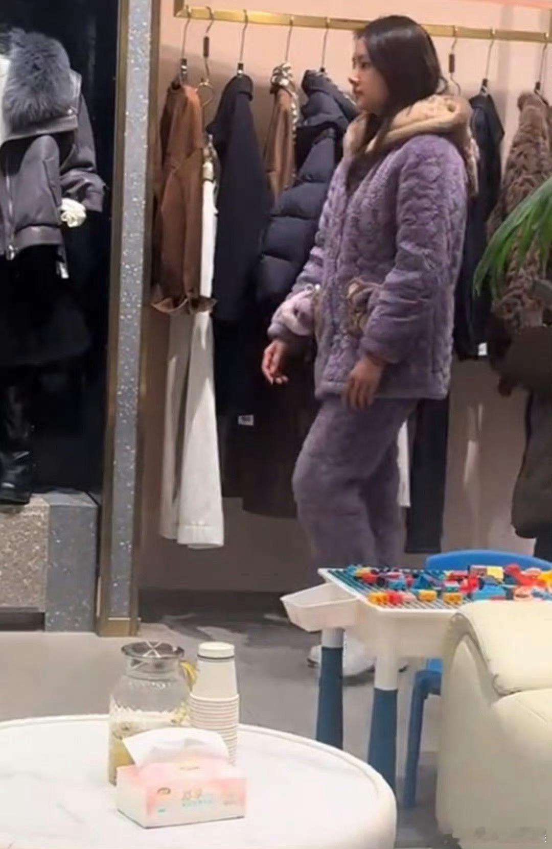 任敏回老家也得穿省服演员任敏回湖南老家过年，身为大明星的她穿着睡衣就出来逛街了 