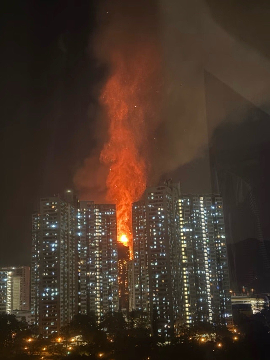 香港火灾升至五级竹棚年年烧不懂为什么就是不换钢管架新闻说目前四死五伤包括一名消防