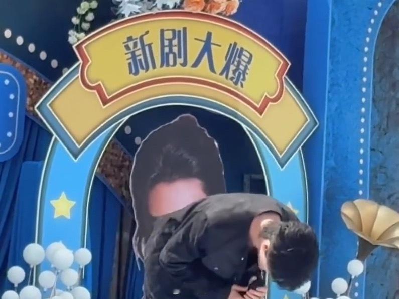 张康乐杀青站椅子上和粉丝互动张康乐这是把粉丝当孩子来宠爱了！张康乐主演的网剧《四