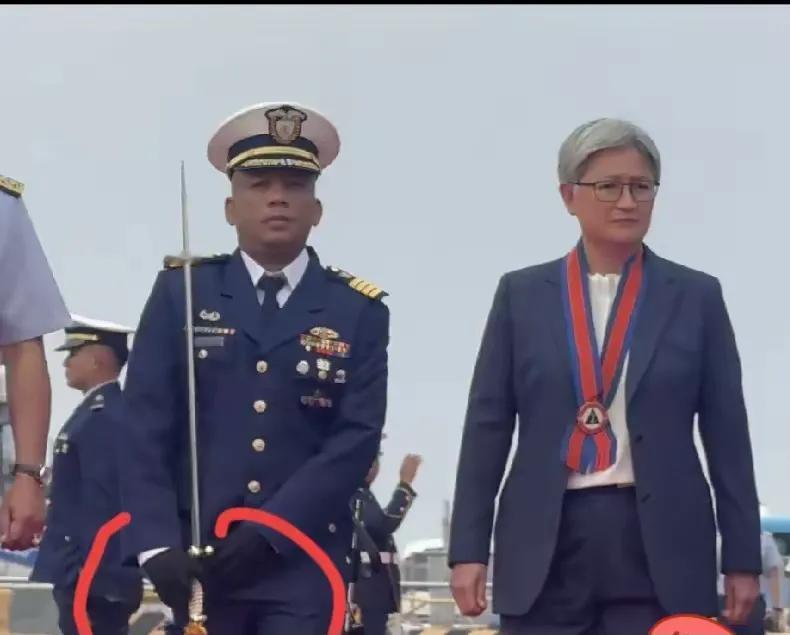澳大利亚这次，是真的"不装了。"

7月21日，澳外长黄英贤站在马尼拉菲律宾海岸