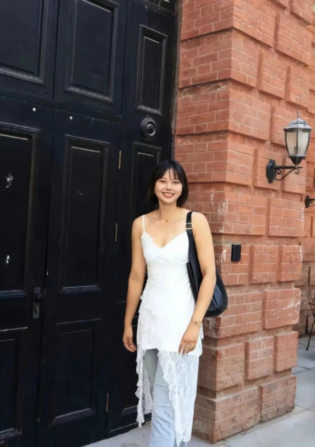 照片中的小姐姐，穿着洁白清新的休闲装！长着圆圆的娃娃脸！精致的五官，笑起来的样子