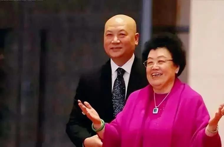 在鲁豫的采访中，女富豪陈丽华回答了一个让鲁豫不知该如何接话的问题：她是否会跟随她