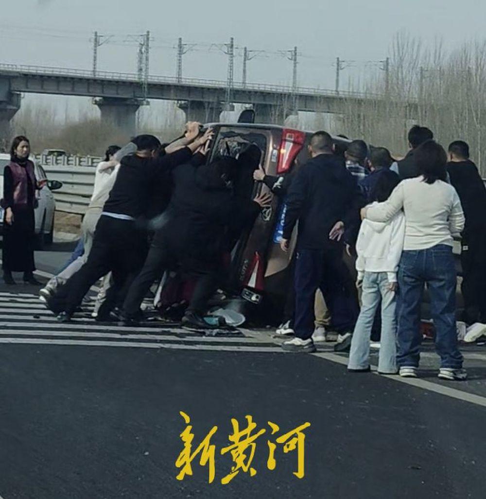 2月21日（正月初五）上午，济广高速K4+600广州方向发生一起小车侧翻事故，危