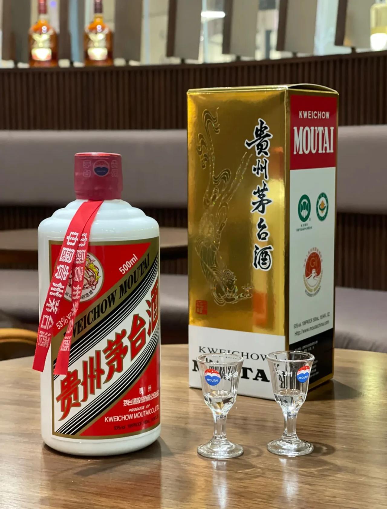 建议男人到了中年，必喝6款酒，少喝一瓶都是人生遗憾！

❶、酒届一哥“飞天茅台”