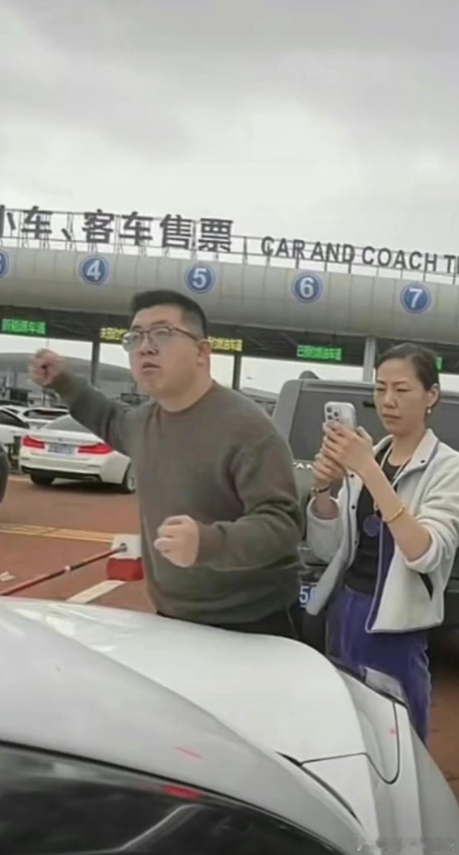 不仅收费站人肉加塞，还锤人家机盖，手劲挺大啊，还骂街，这车主脾气是真好啊。冀F8