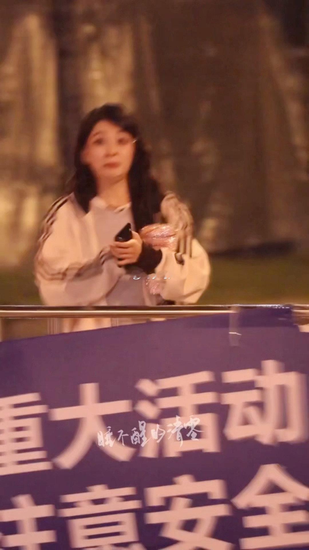 孙怡听到粉丝唱她单曲的反应 捕捉到害羞瞬间！孙怡听到全场齐唱自己的歌，整个人都局