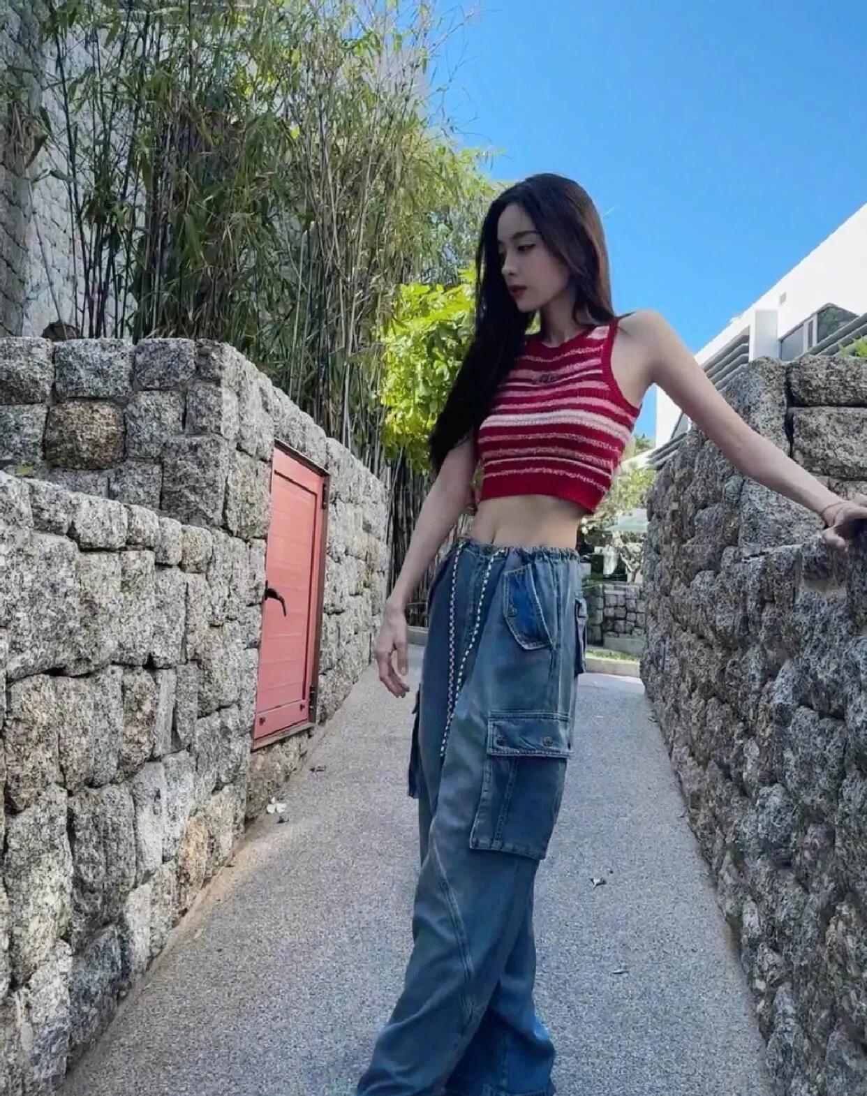 红白条纹背心+工装阔腿裤，又甜又酷，娜扎的身材也太绝了吧！
 
短款上衣直接把腰