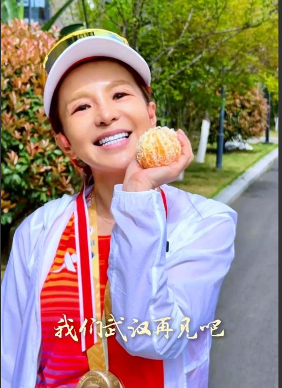 去年无锡半马，2小时13分，PB。
今年武汉半马，她又站上了赛道。
很多人不知道