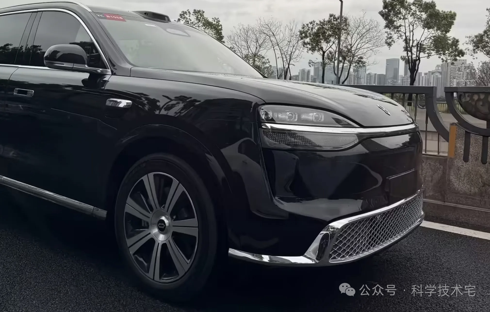 新款 M9 明明只是小改了一下，加了一些镀铬，变了一些细节，这气质就不一样了，整