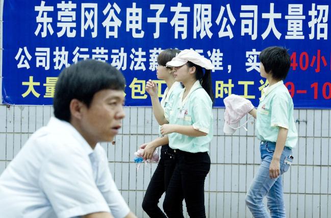 骑手都过剩了，大家为什么不去干别的？这是我最近在评论区里看见很多的言论。

这句