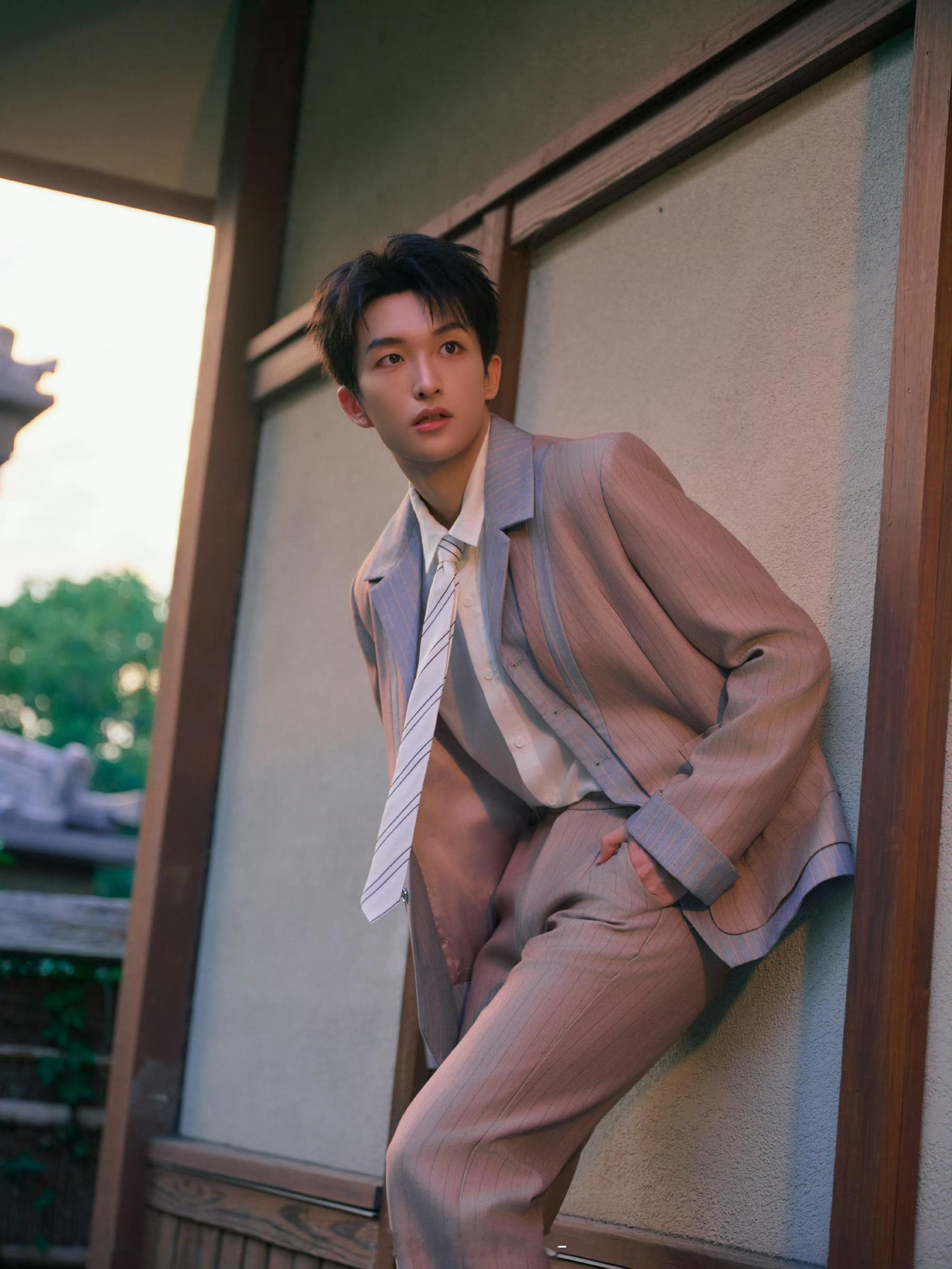 黄子弘凡  💛黄子弘凡锅圈食汇品牌代言人 你是我在极寒中仍留有余温的玫瑰