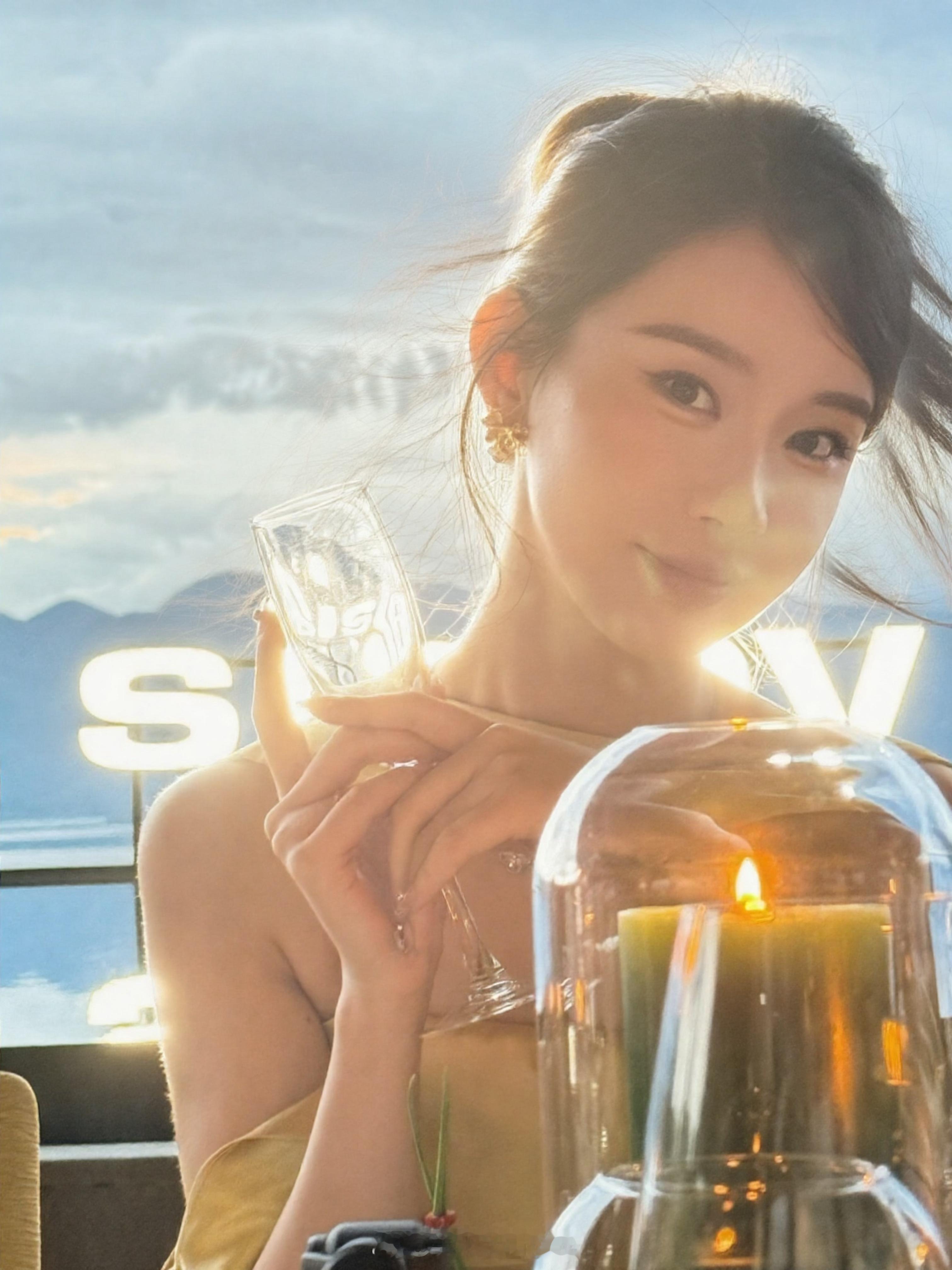 难忘又美妙的夜晚和Sisley一起度过全新致臻夜间修护眼部精华乳 值得期待！ ​