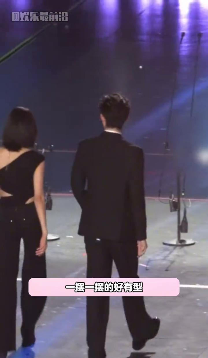 在这场2023年微博电影之夜的颁奖典礼上，孙千和敖瑞鹏用一段极具“仪式感”的同步