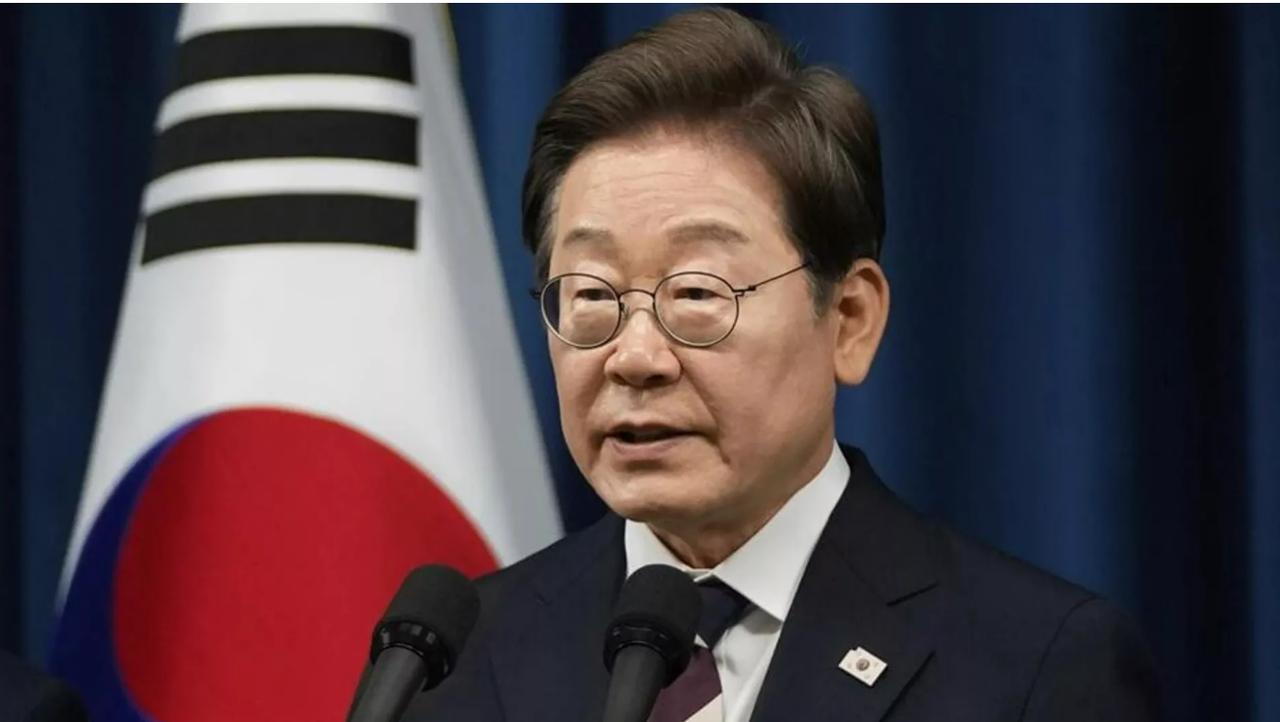 罕见！韩国总统李在明脖挂毛巾开插秧机种水稻
 
在韩国地方选举前一周，总统李在明