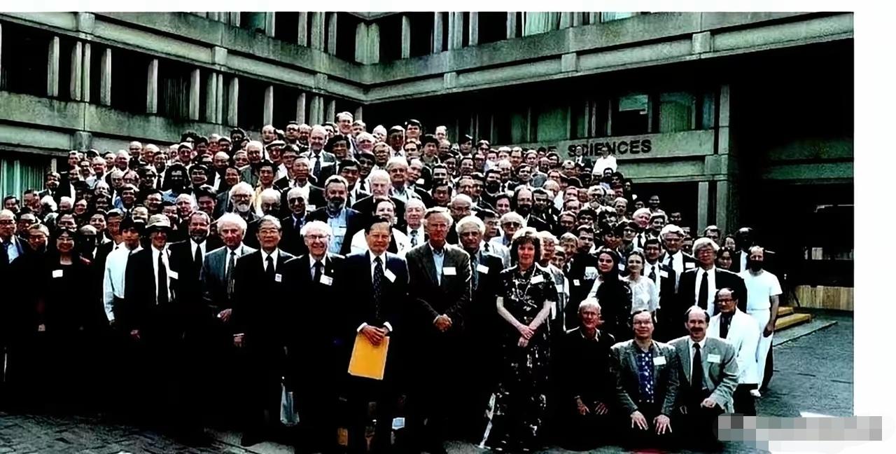 看这张合影，他绝对是物理学界的C位，业界的权威代表。他不仅是一位爱国人士，同时也